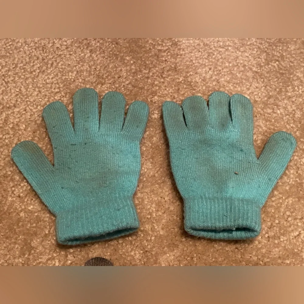 3 girls stretchy gloves 🧤